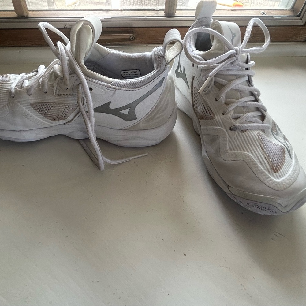 Ladies Court shoes !
Mizuno White and Gray Athletic Sneakers